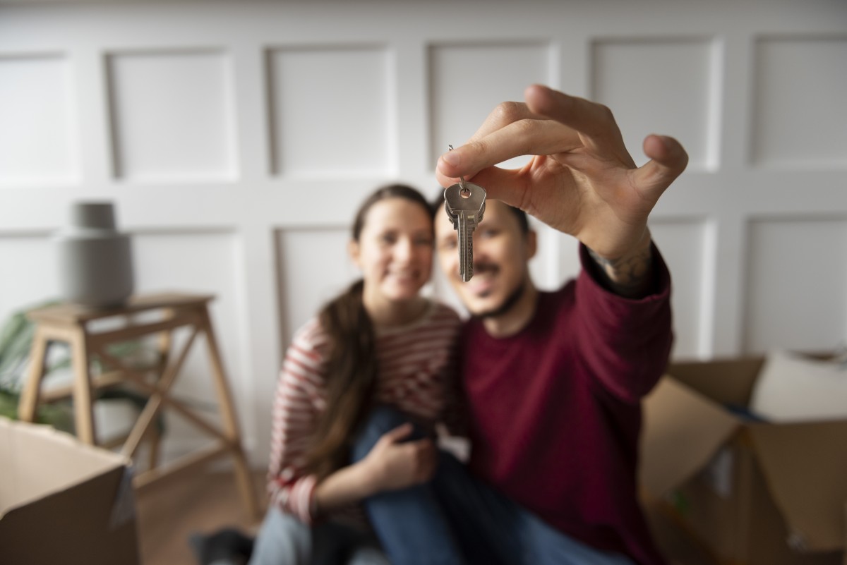 Casal jovem arrenda uma casa