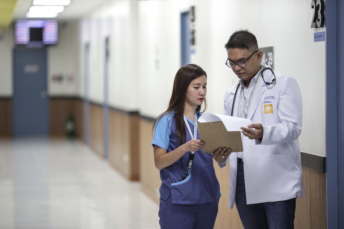 Enfermeira e médico no hospital