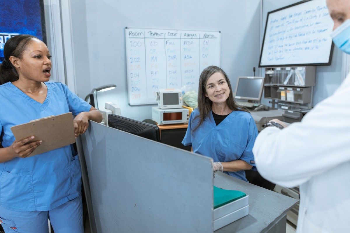 Enfermeiras e médico no hospital
