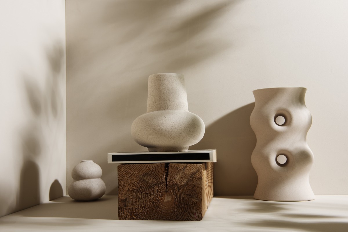Mixing materials, textures and styles Mixing different elements, such as materials, textures and styles, is a bold and innovative approach that is gaining more and more space in interior design. The combination of contrasting elements, such as industrial and rustic or modern and vintage, creates unique and visually captivating spaces that reflect your personality. So, if you have vintage decor elements in your attic, it's time to dust them off and use them in your home decor.