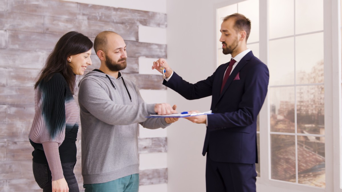 Clientes e consultor imobiliário