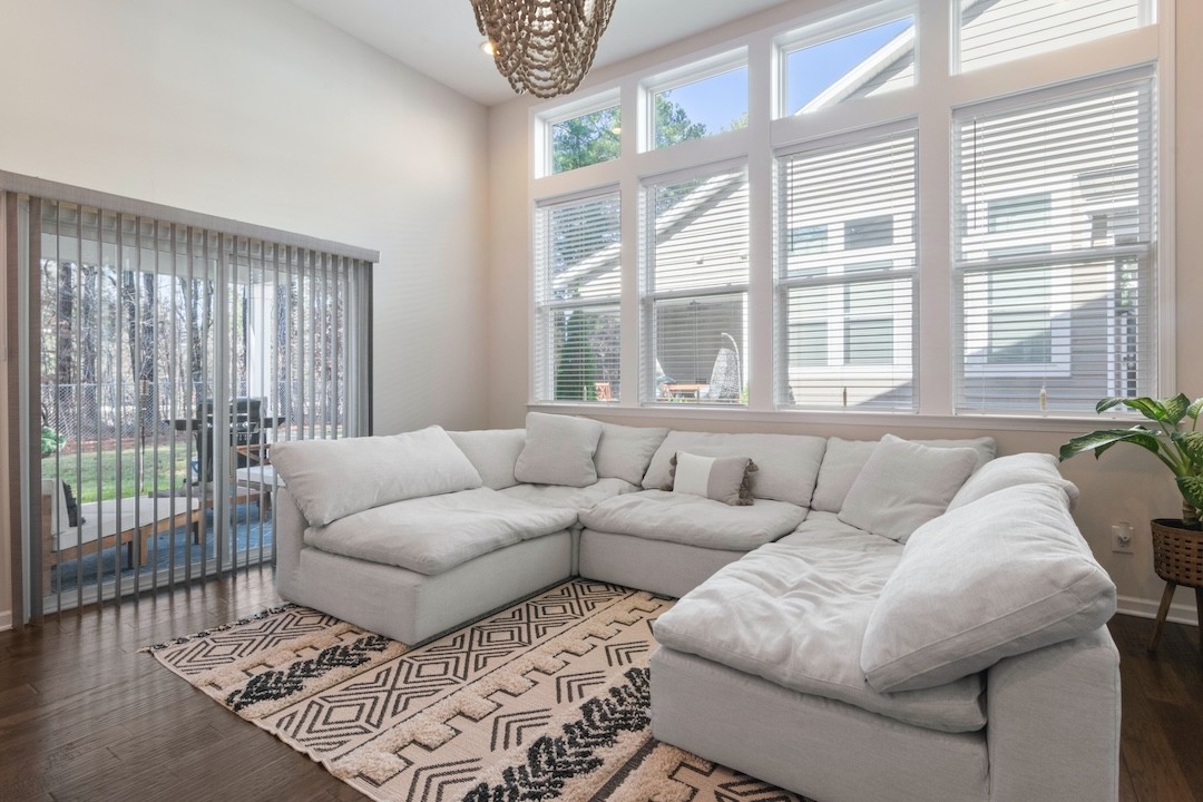 sofá modular em branco no interior da casa