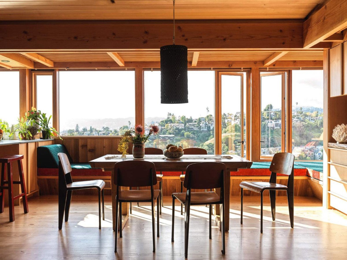 El diseño dio nueva vida a un balcón inutilizado, lo que permitió agrandar el espacio diáfano del salón-comedor, ofreciendo unas vistas inigualables de Silver Lake.