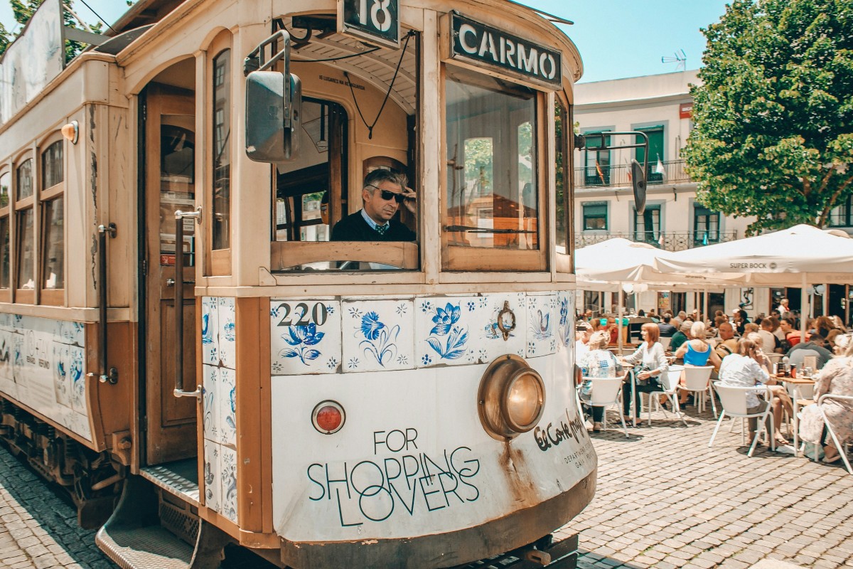Eugene Zhyvchik pe Unsplash