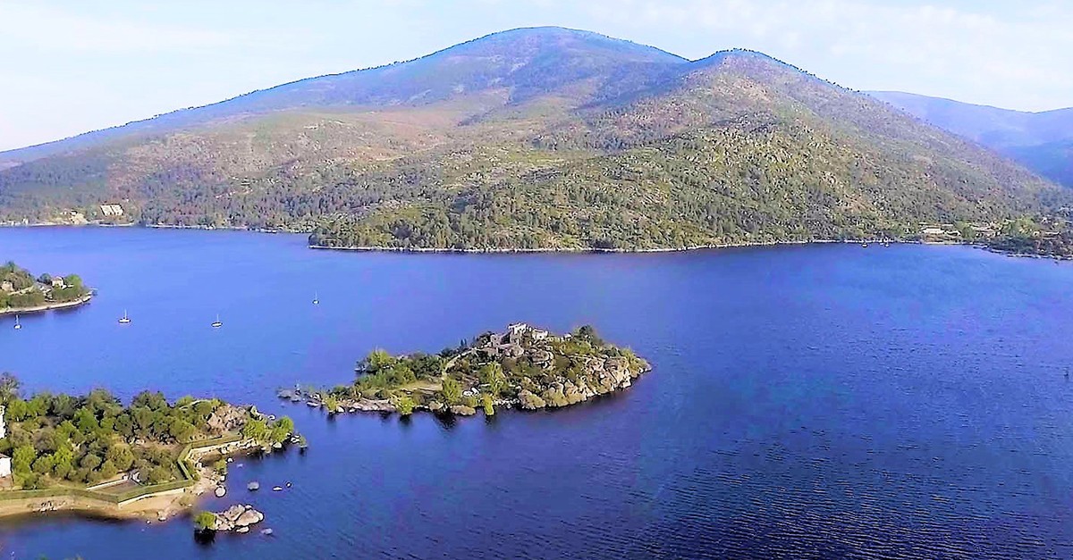 ilha com castelo à venda