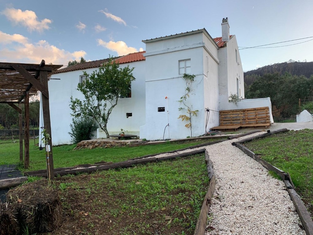 Casa com jardim espaçoso