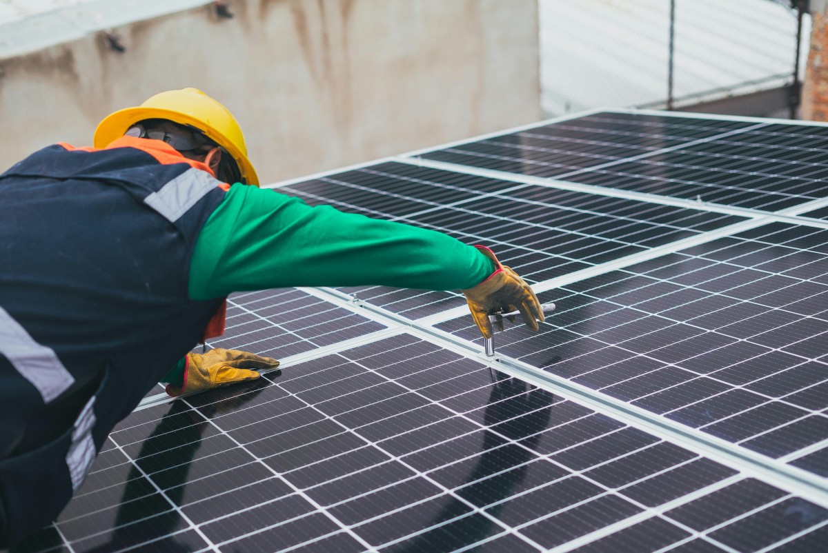 Instalação de painéis solares no Porto