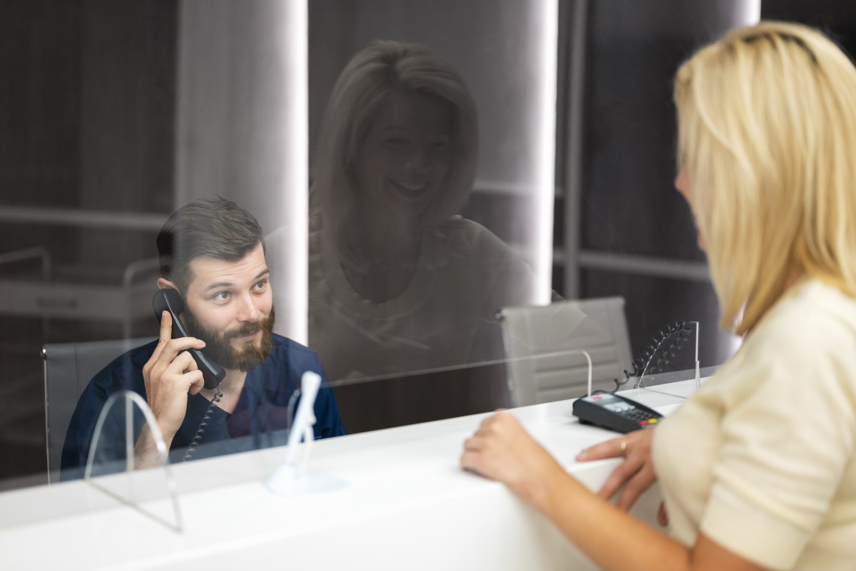 Mulher no serviço de Finanças