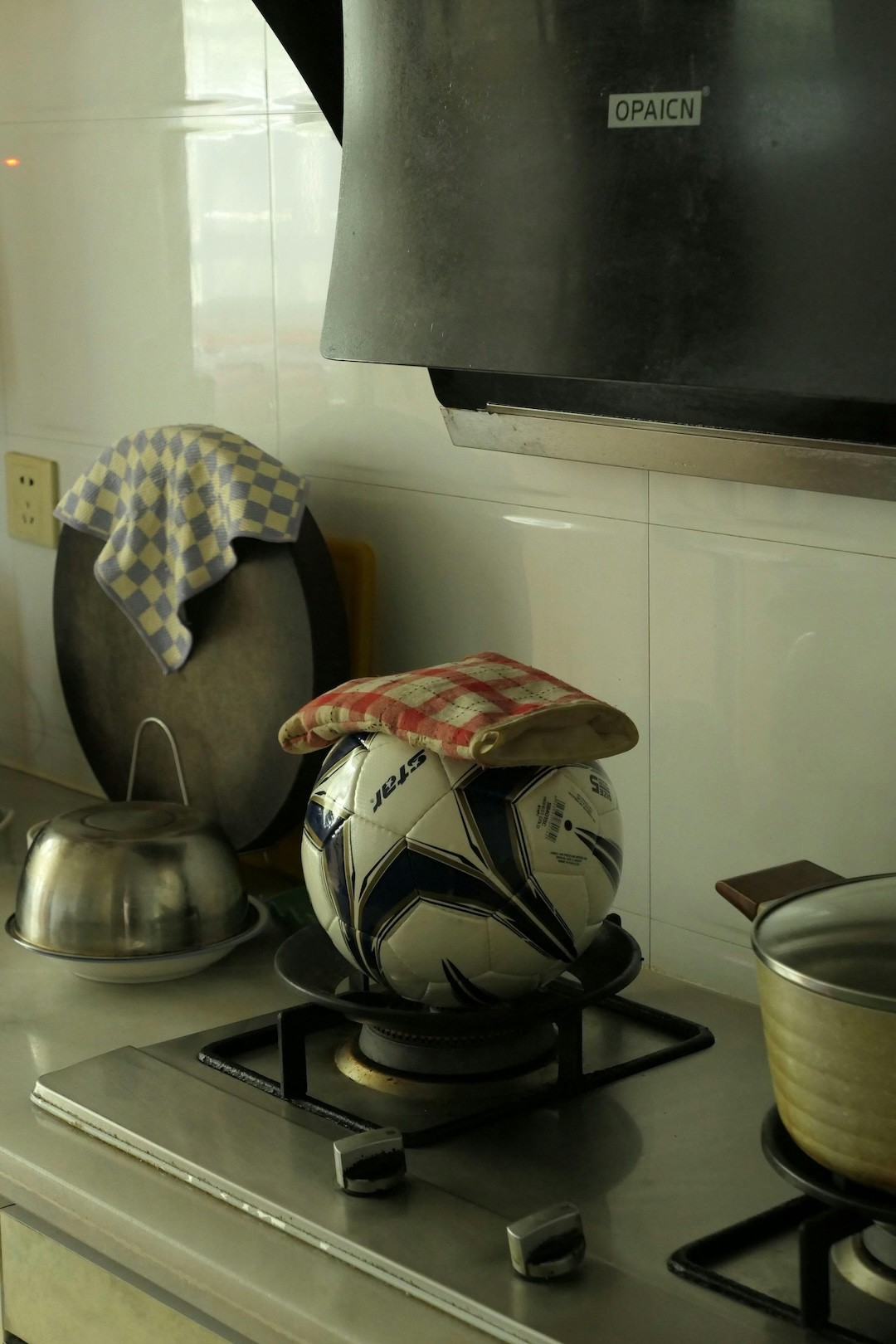cozinha com bola de futebol