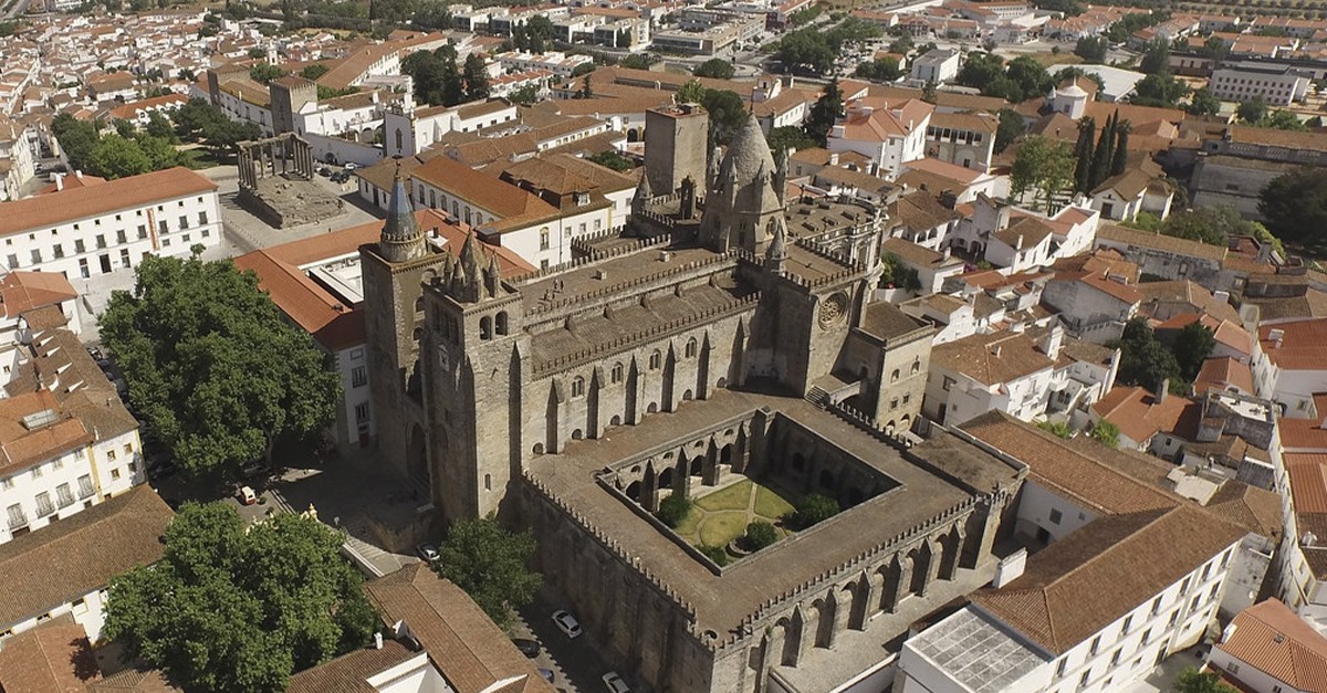 Évora