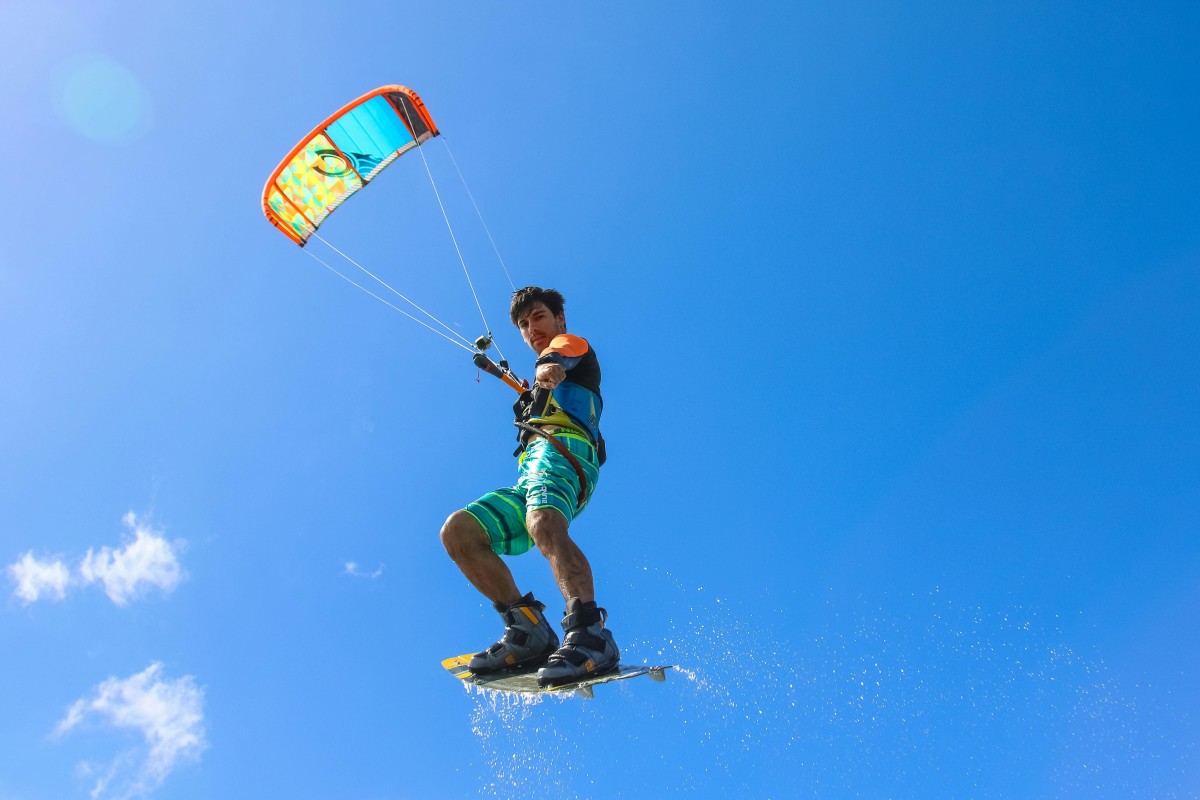 Fazer kitesurf