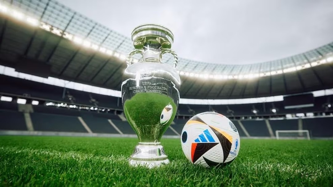 taça e bola oficial do Euro 2024