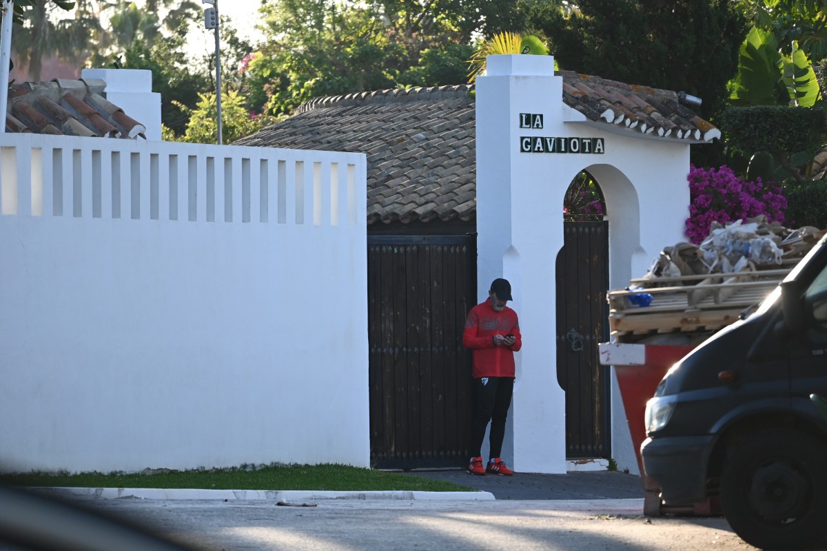Antonio Banderas, a la salida de su vivienda en Marbella