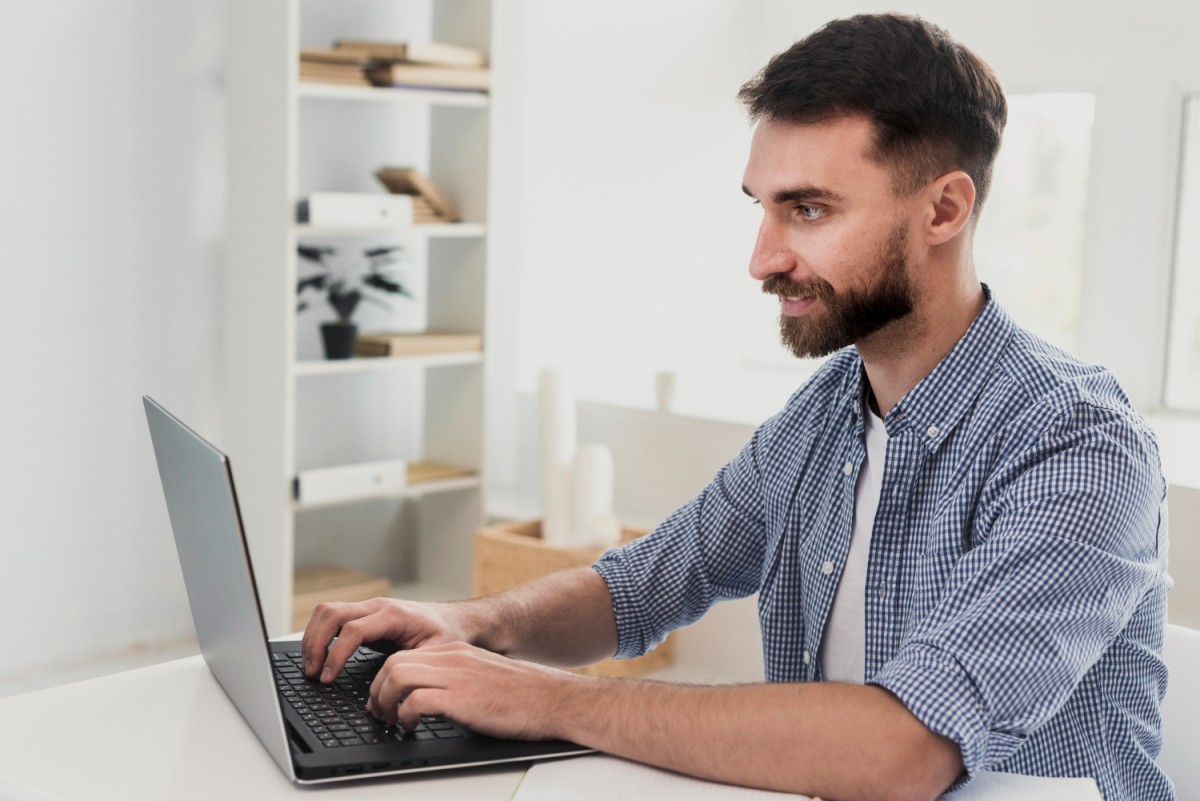 Homem a pedir a chave móvel digital