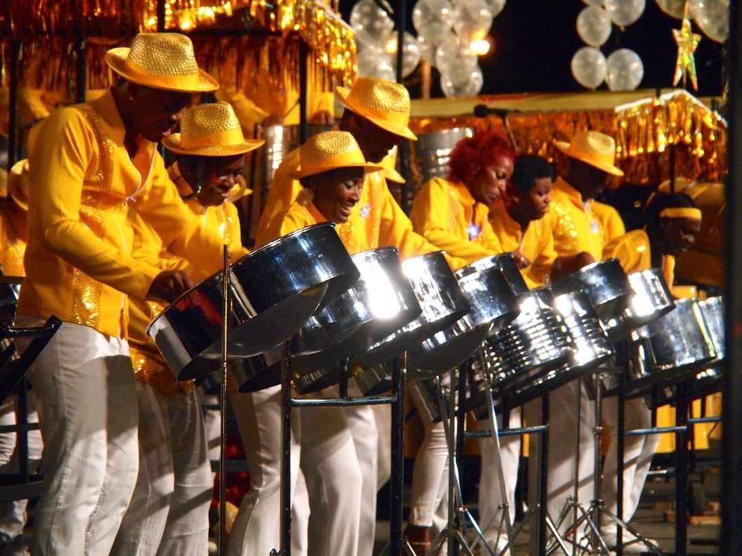 Carnaval com tambores de metal
