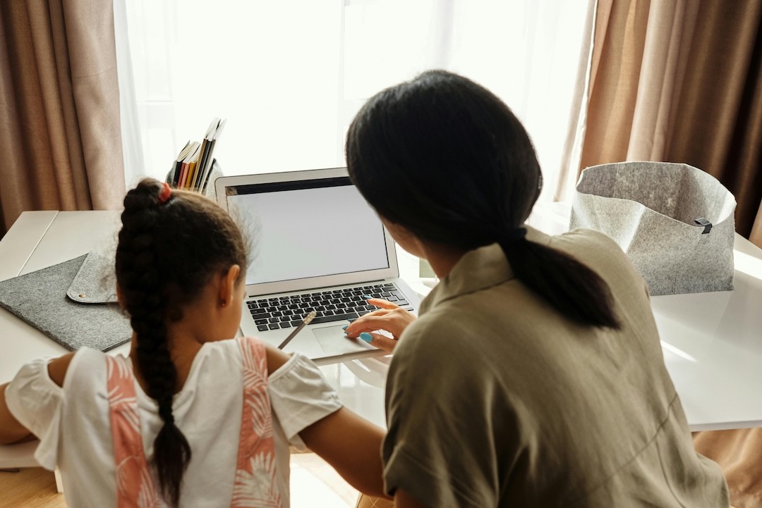 mãe e filha em frente do computador