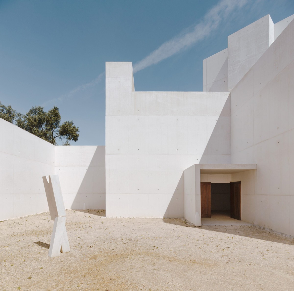 No pátio, Siza desenhou uma escultura em betão com 1,8 metros de altura denominada “Wayfarer”, uma “homenagem poética à viagem interior do peregrino”.