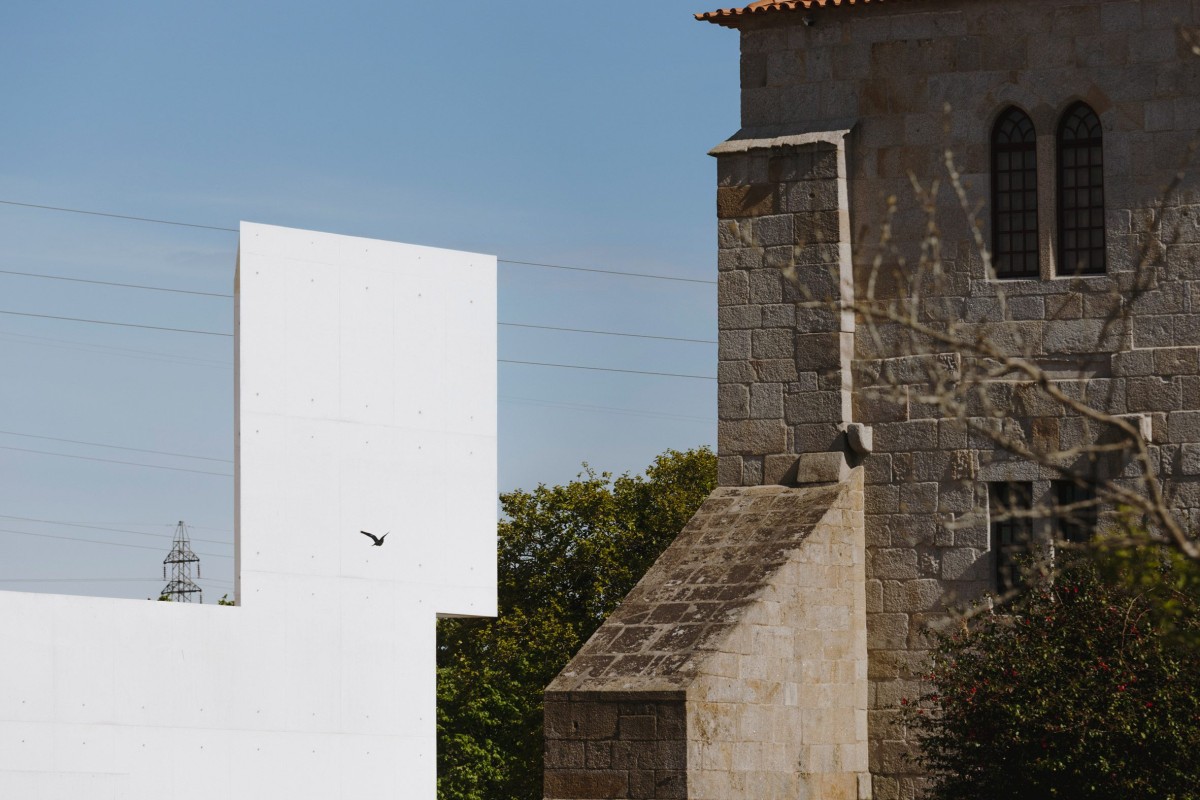 El diálogo entre lo antiguo y lo nuevo se visualiza armónicamente, creando una nueva dimensión estética.
