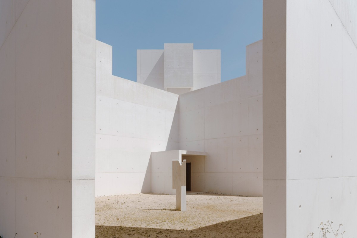 O edifício é composto por dois volumes simétricos em ângulo, que se elevam para formarem pontos de luz.