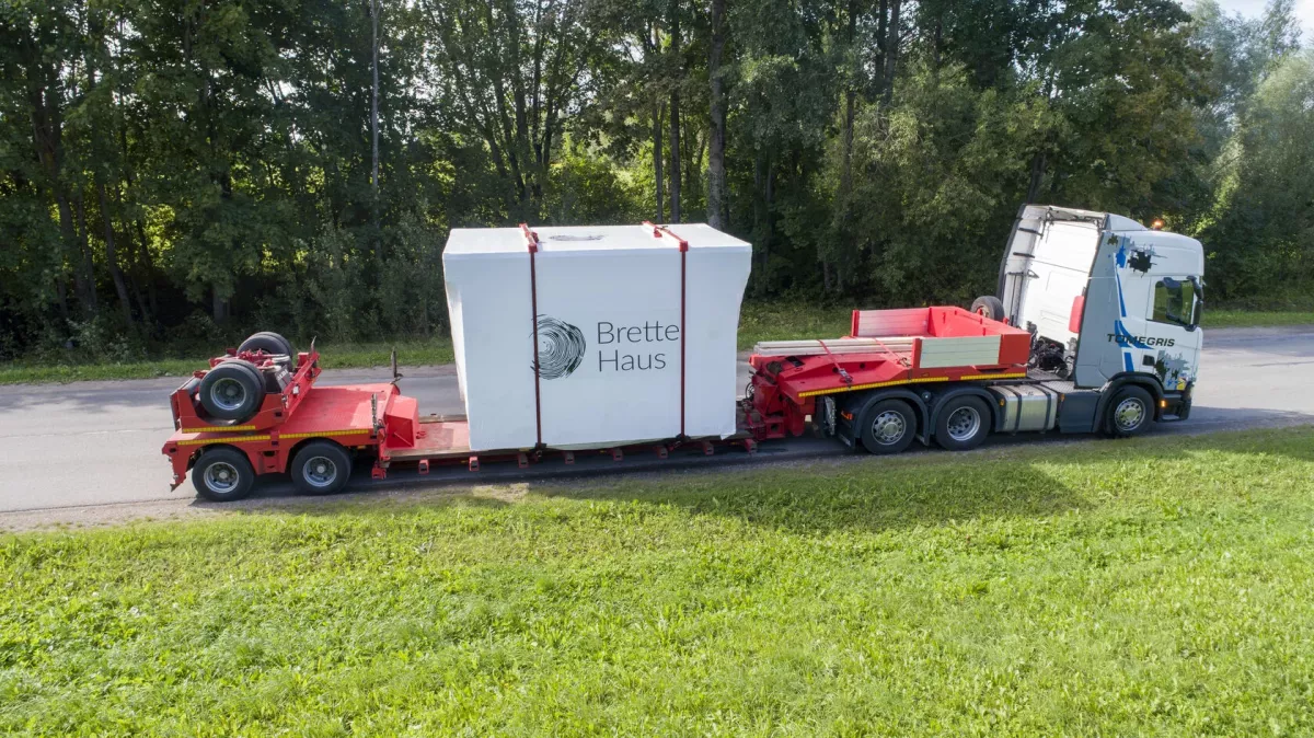 Camião transportando a casa