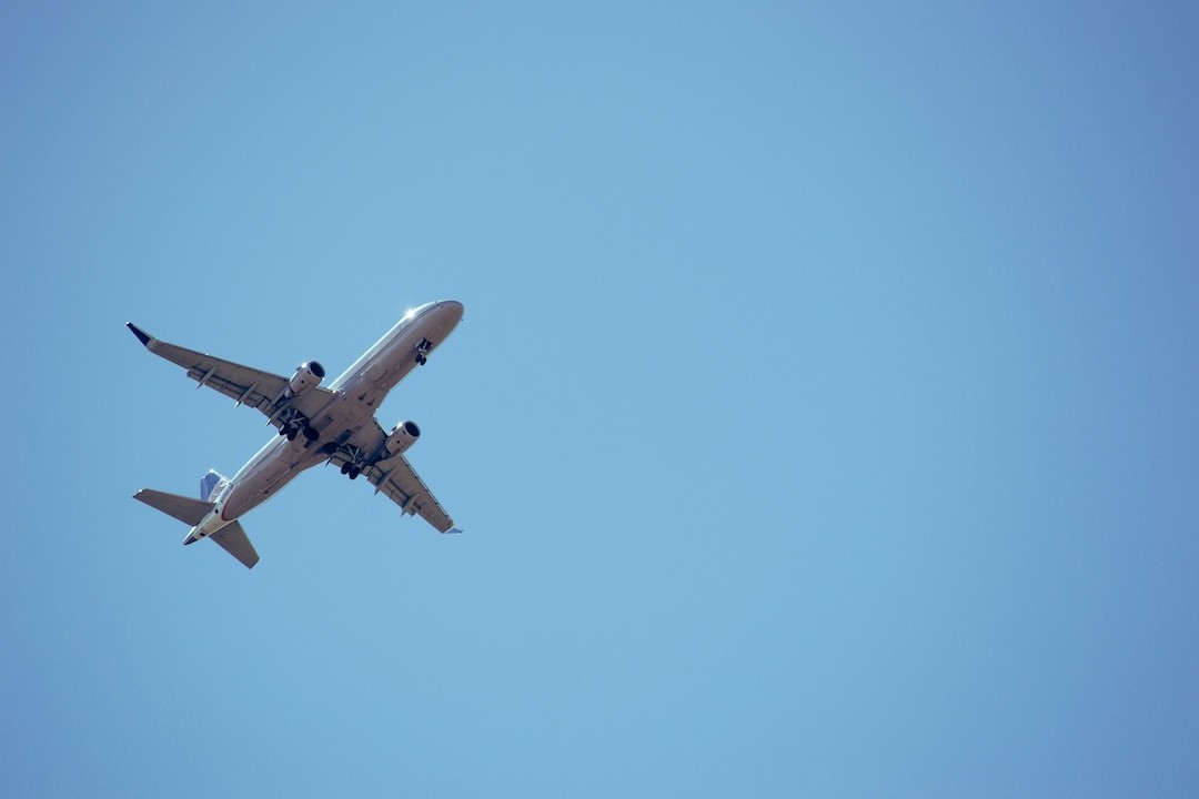 avião pelos ares