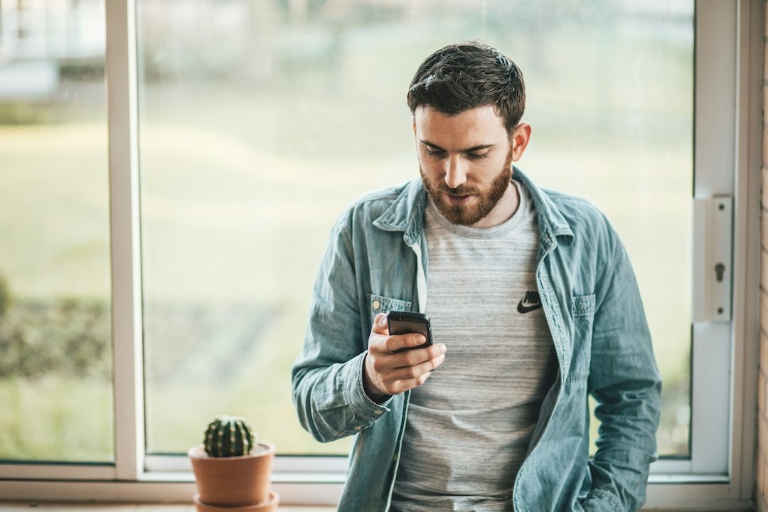 jovem a utilizar o smartphone