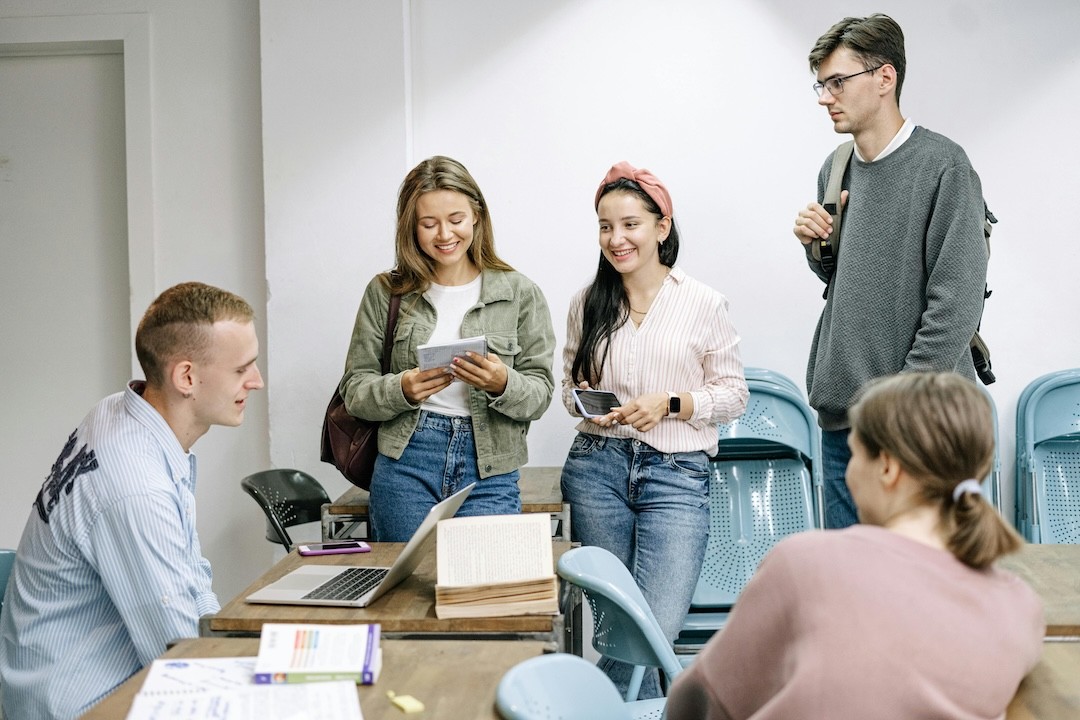 grupo de jovens em sala de aula