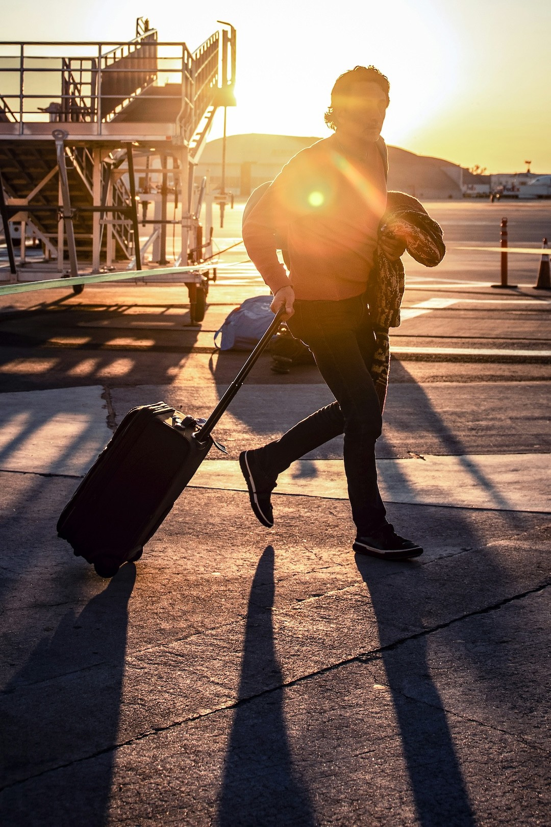 passageiro com mala de cabine grande e mochila
