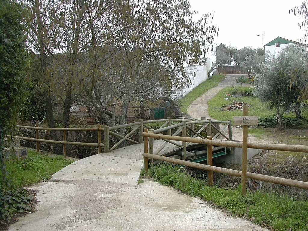 Esta ponte – com apenas 3,20 metros de comprimento e 1,45 metros de largura – atravessa o rio Abrilongo.