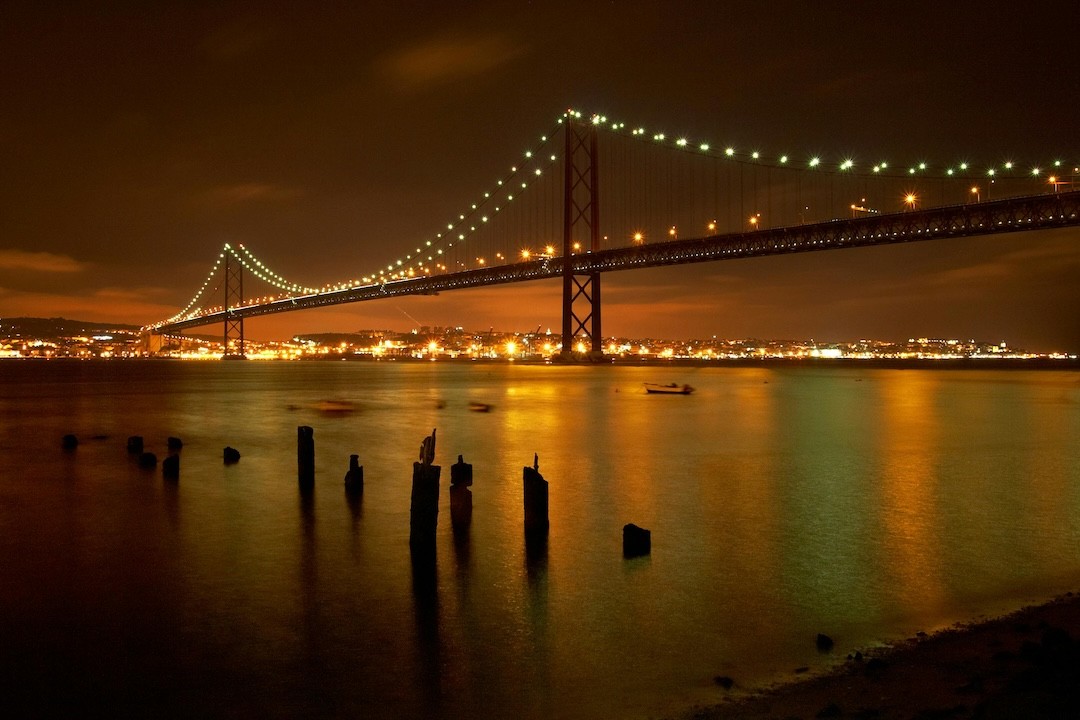 Ponte 25 de Abril iluminada durante a noite