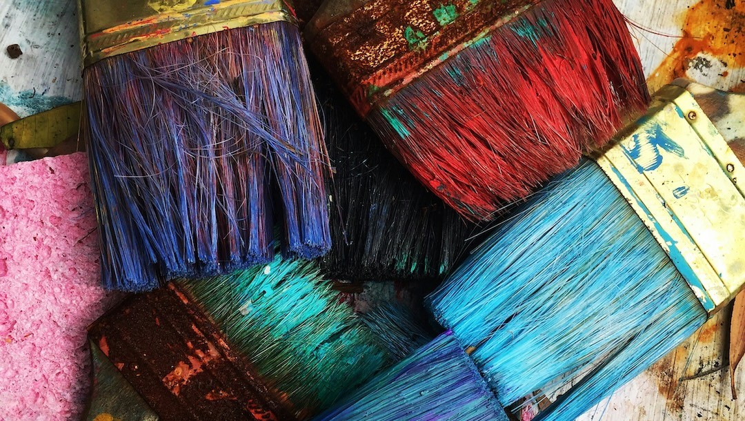 pincéis com várias tintas