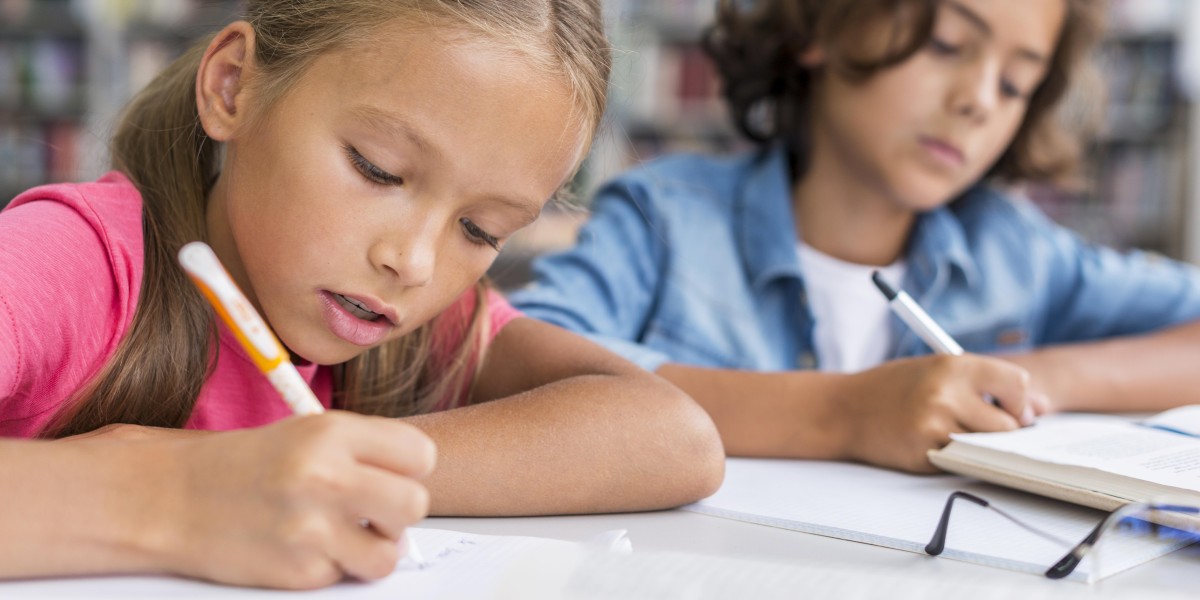 Crianças a estudar