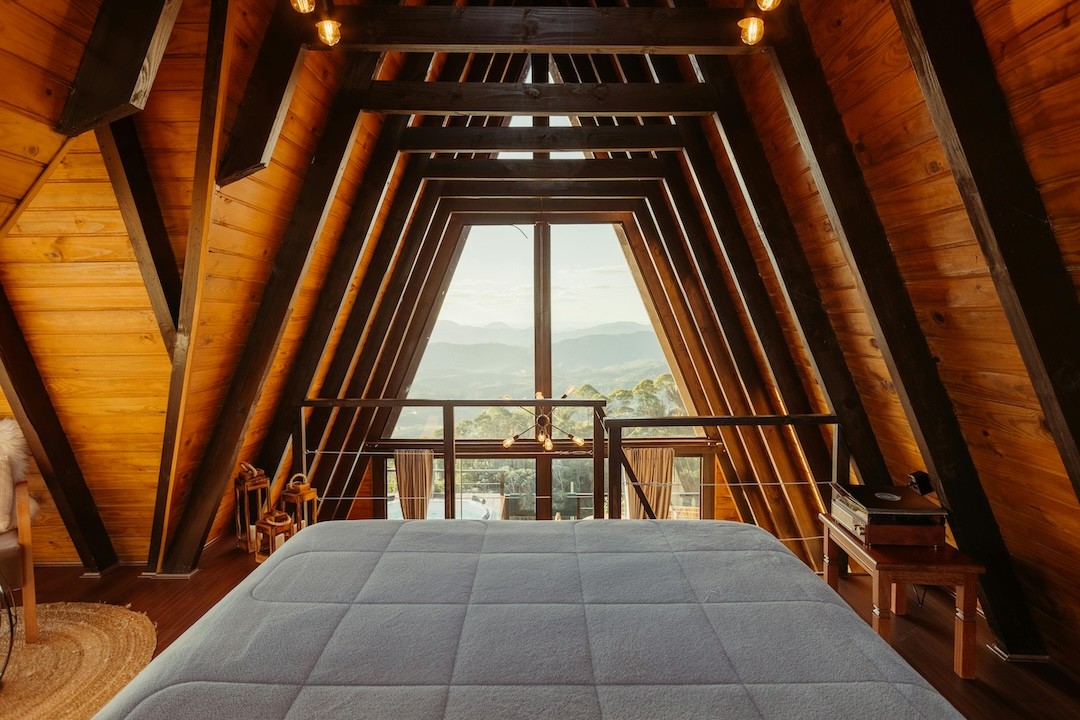 quarto de madeira e bambu