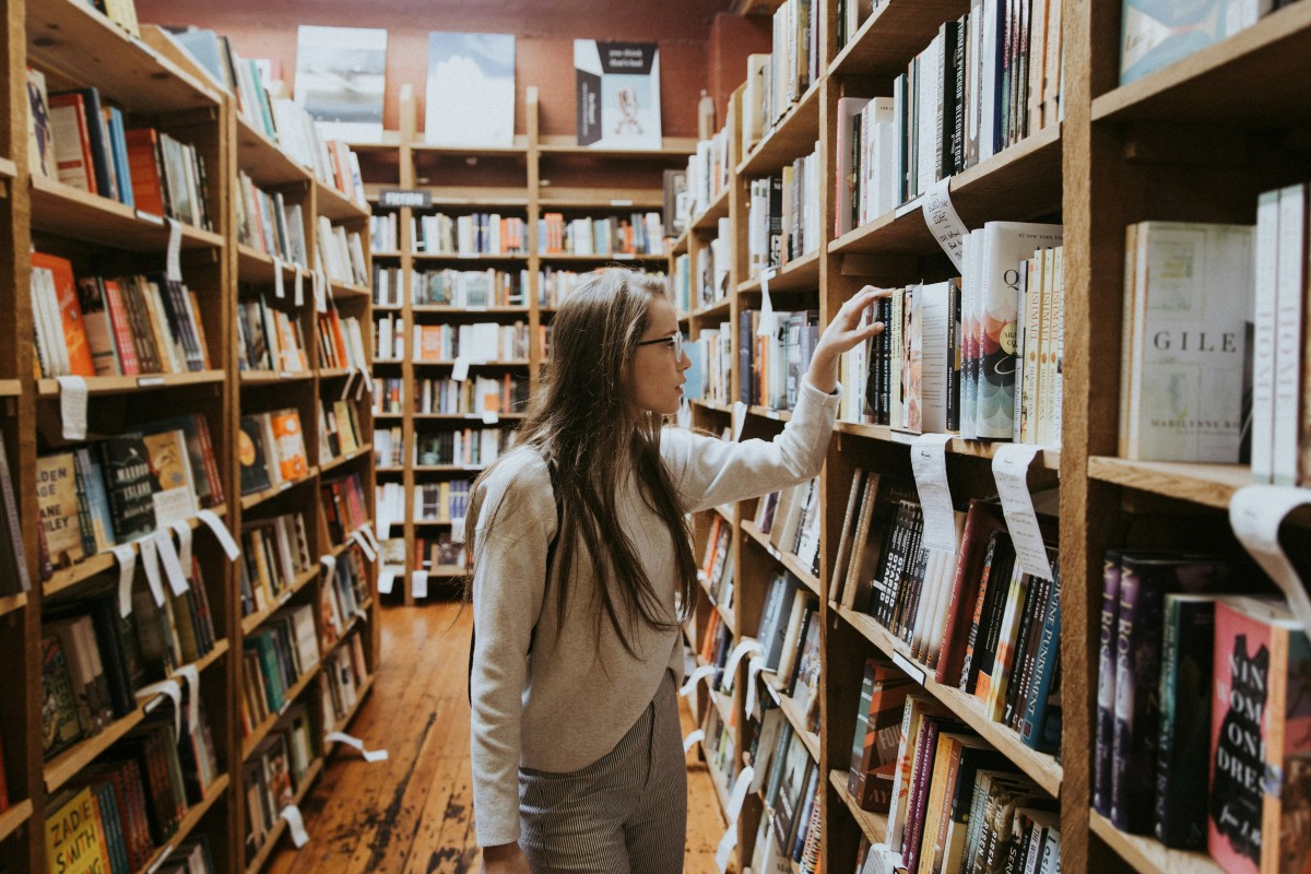 Jovem em livraria