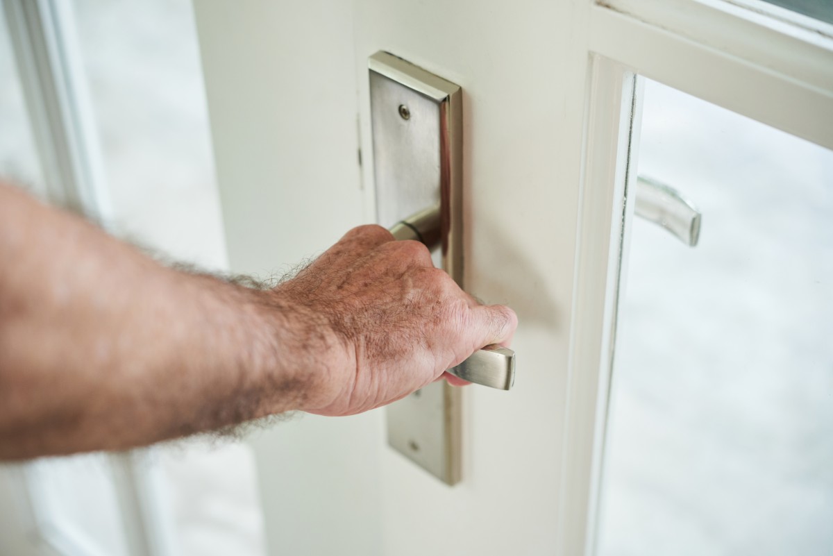 Senhorio abre porta da casa arrendada