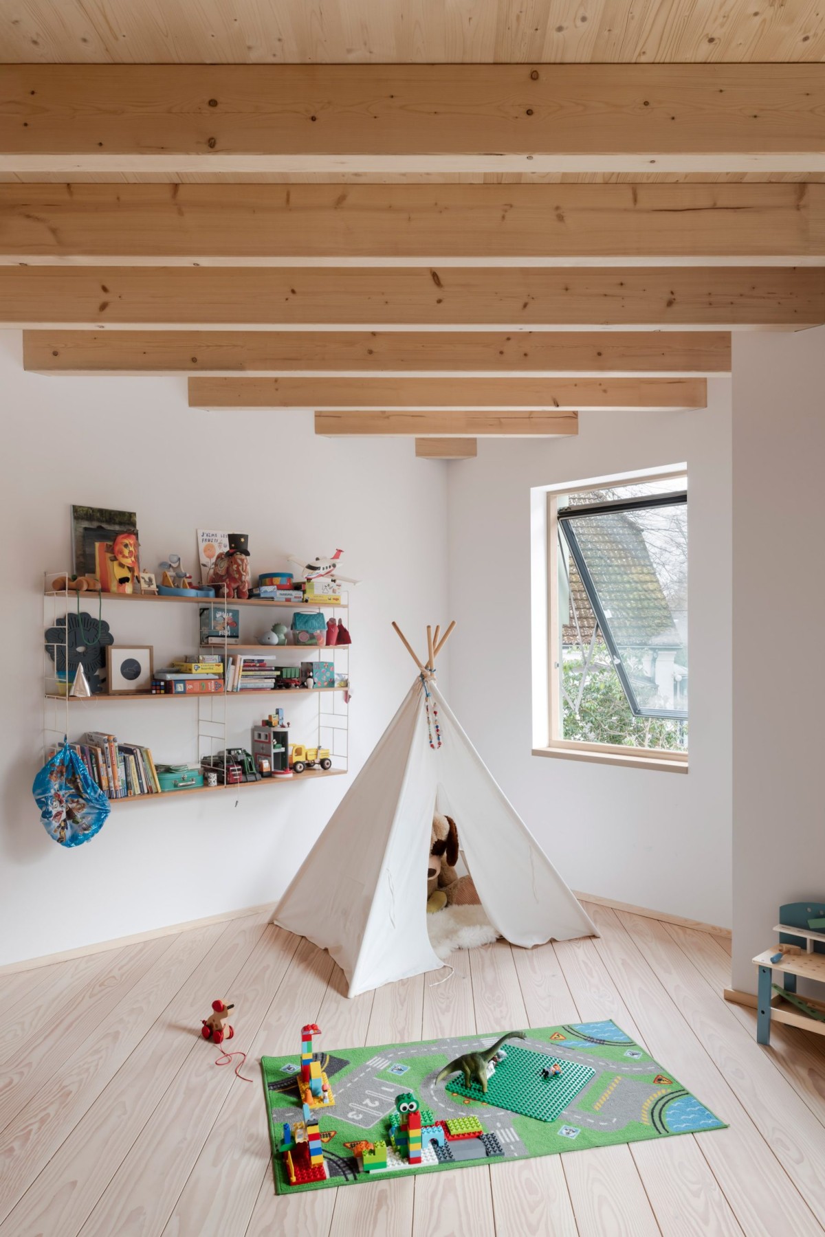 Los niveles superiores se distribuyen en dormitorios de distintos tamaños y baños situados en habitaciones de forma triangular que ocupan las esquinas del edificio.