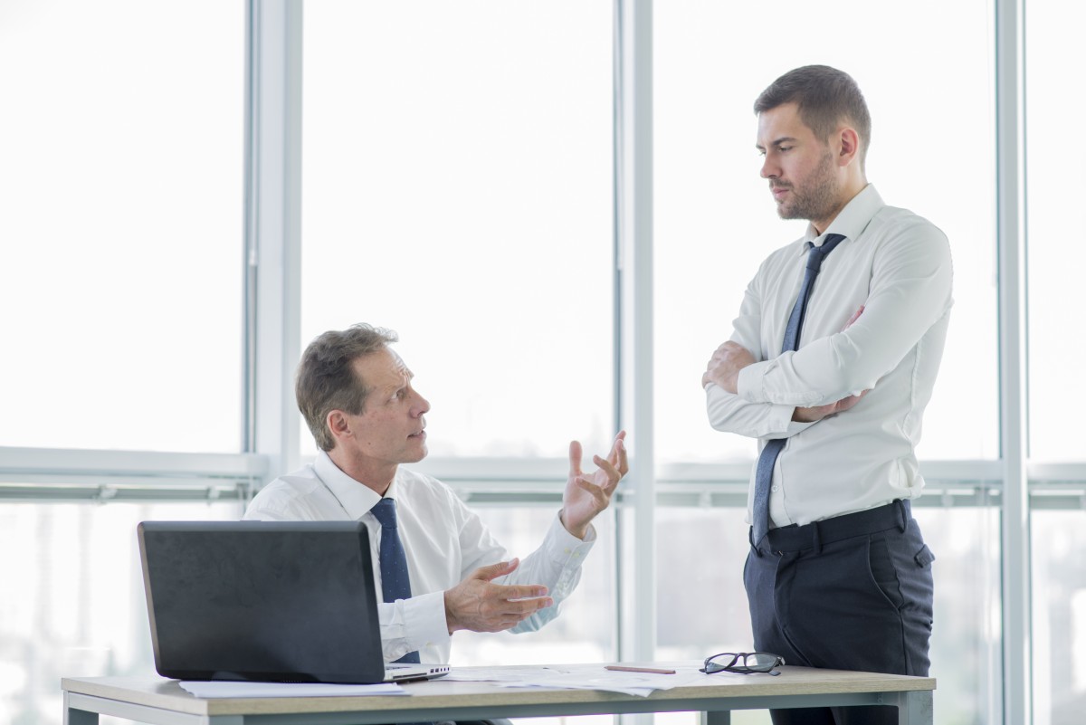 Empregado e patrão em conversa