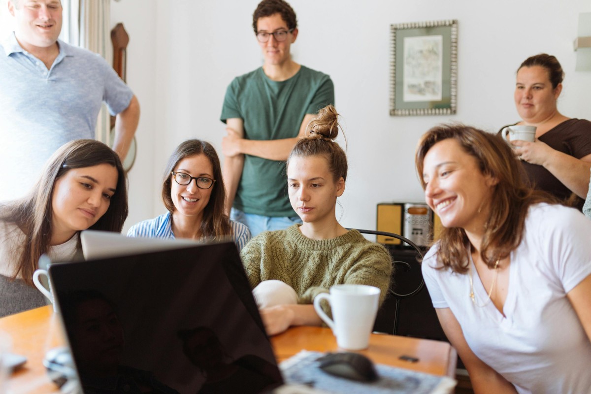 Foto de Fox: https://www.pexels.com/es-es/foto/personas-mirando-la-computadora-portatil-1595391/ Residência de estudantes em Braga