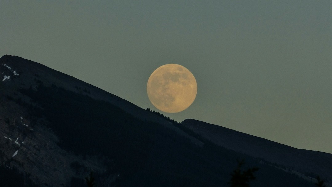 superlua nas montanhas