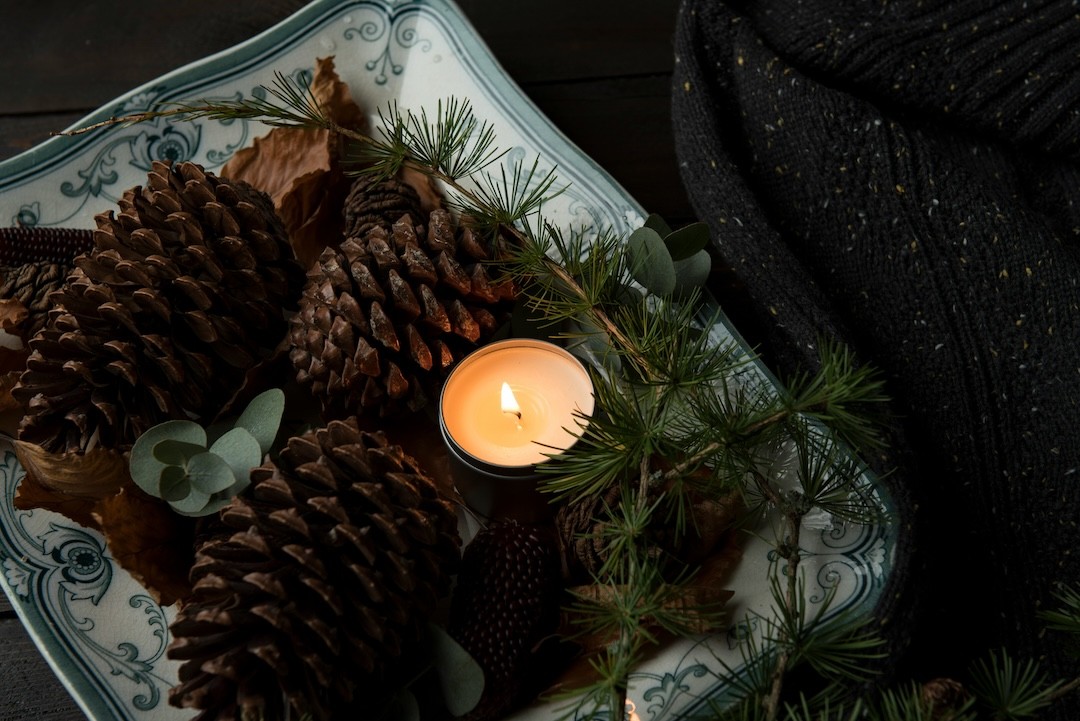 velas com pinhas e folhas secas