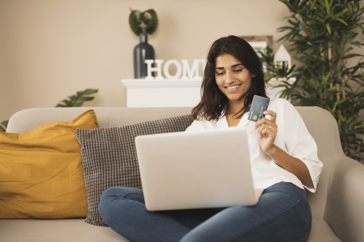 Mulher acedendo ao homebanking