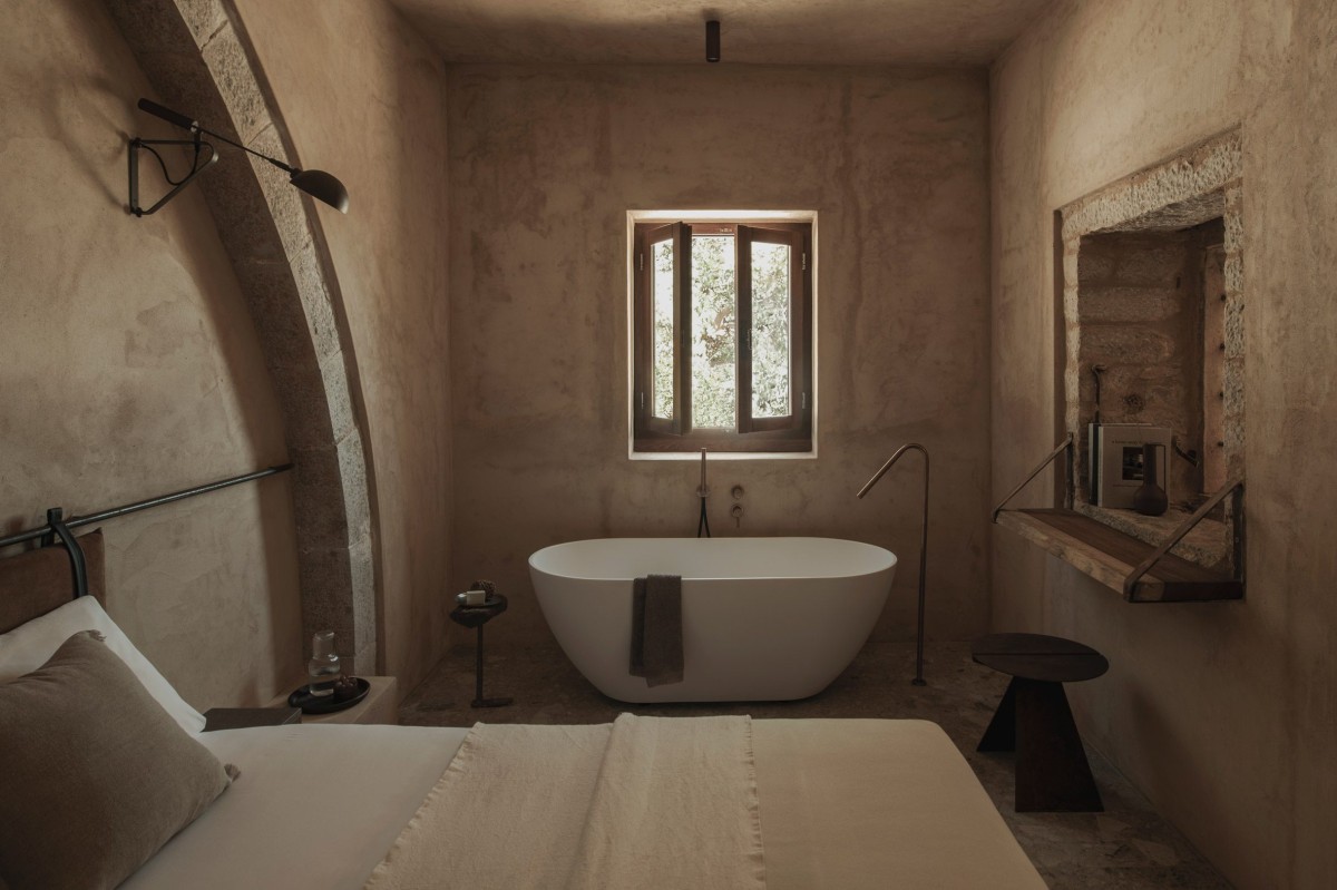 Drakoni House se restauró por Doriza Design y se encuentra en el pueblo de Pano Pines, Creta.