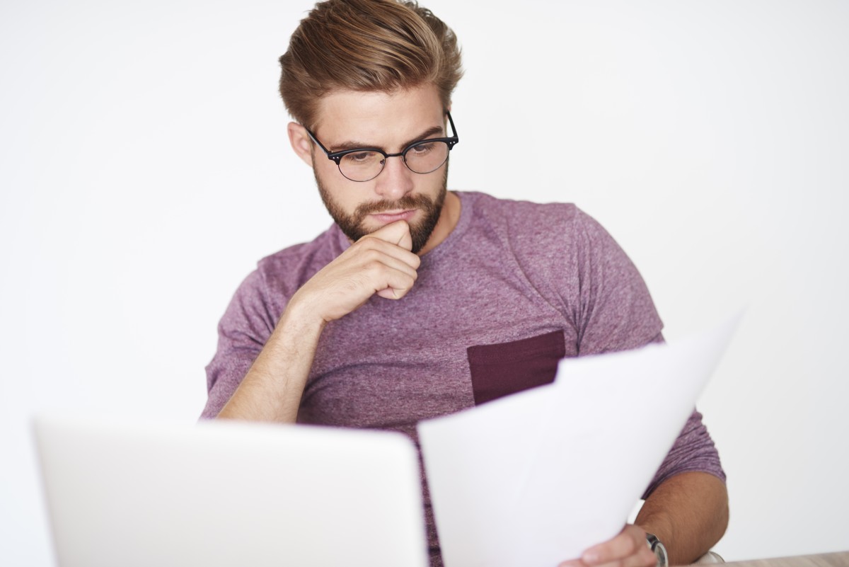 Homem analisando documentos