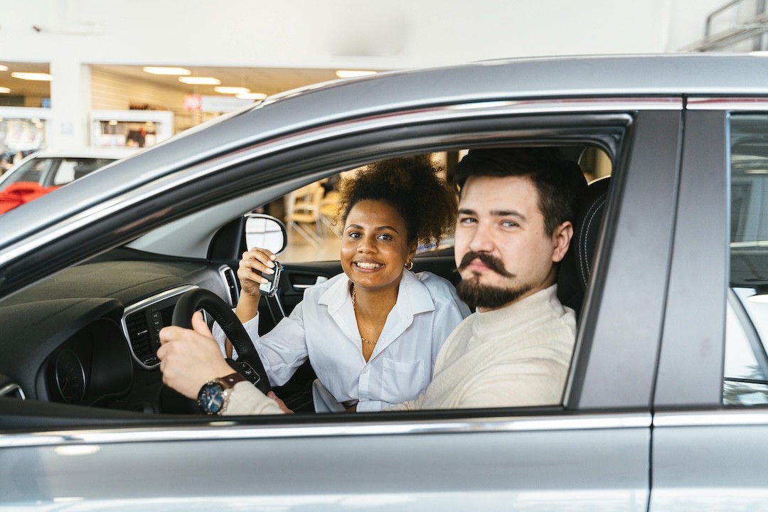 jovens dentro de carro recém comprado