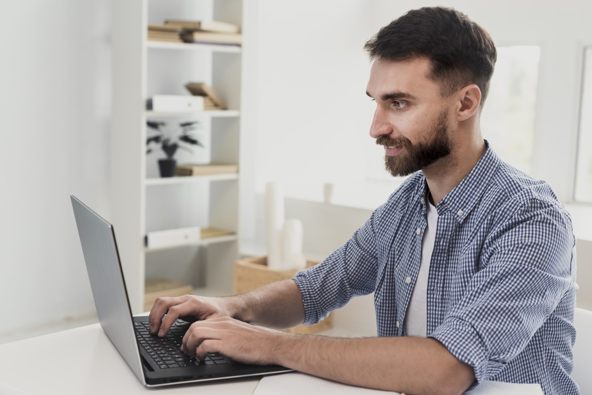 Homem ao computador