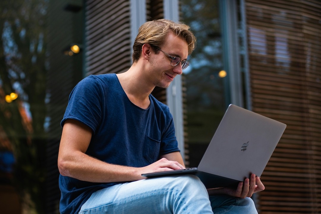 jovem em frente do computador