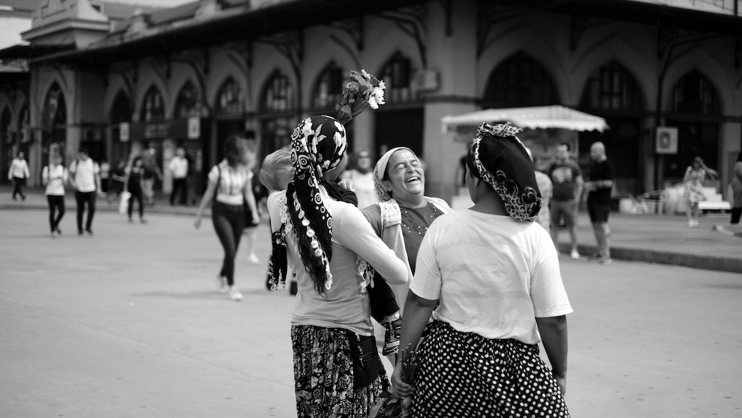 mulheres ciganas a sorrirem na rua