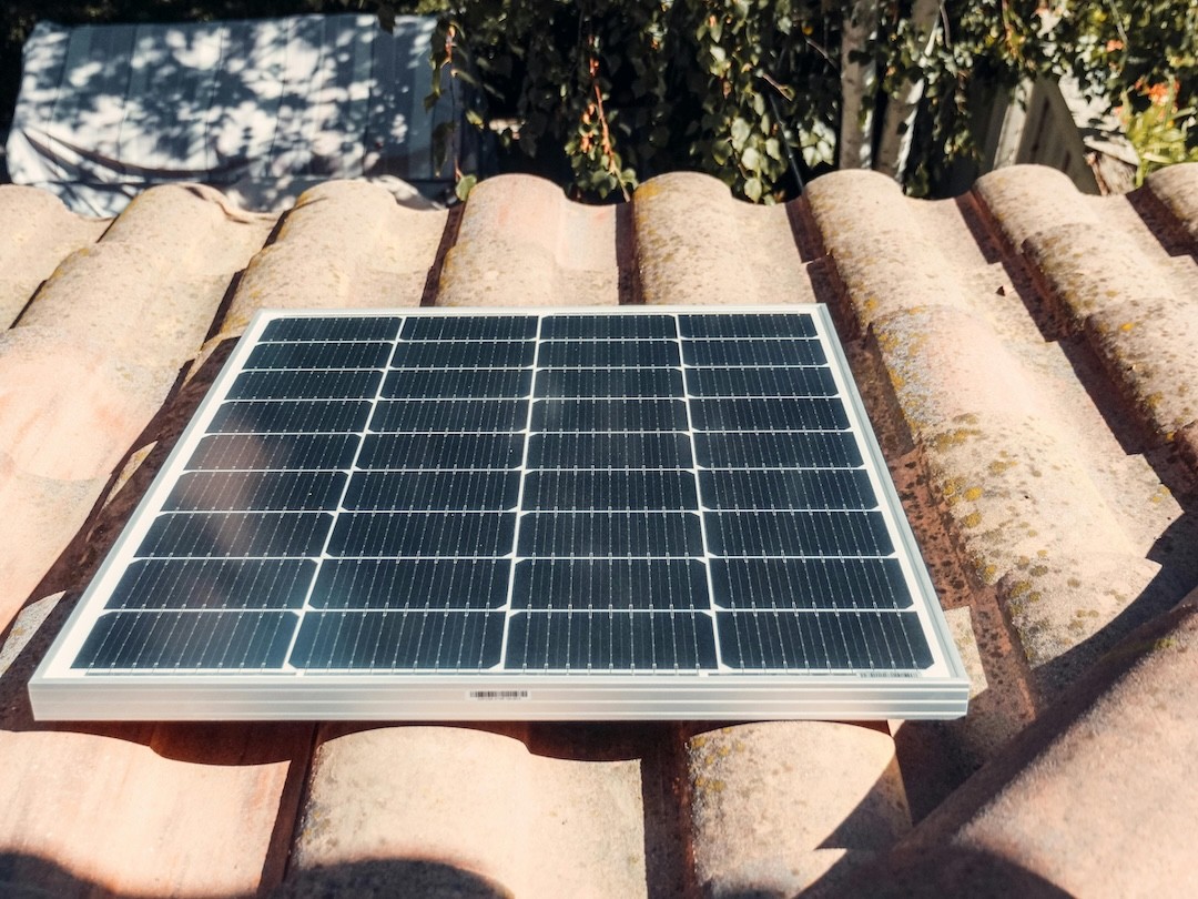 painel solar em teto de uma casa