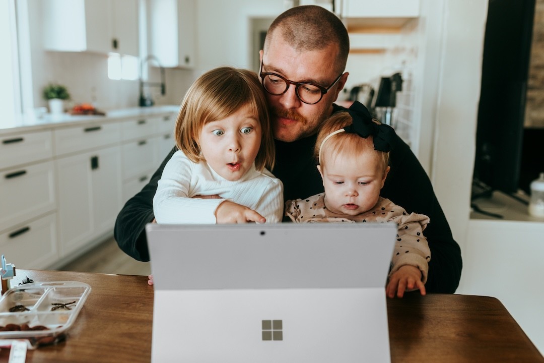 família em frente do computador