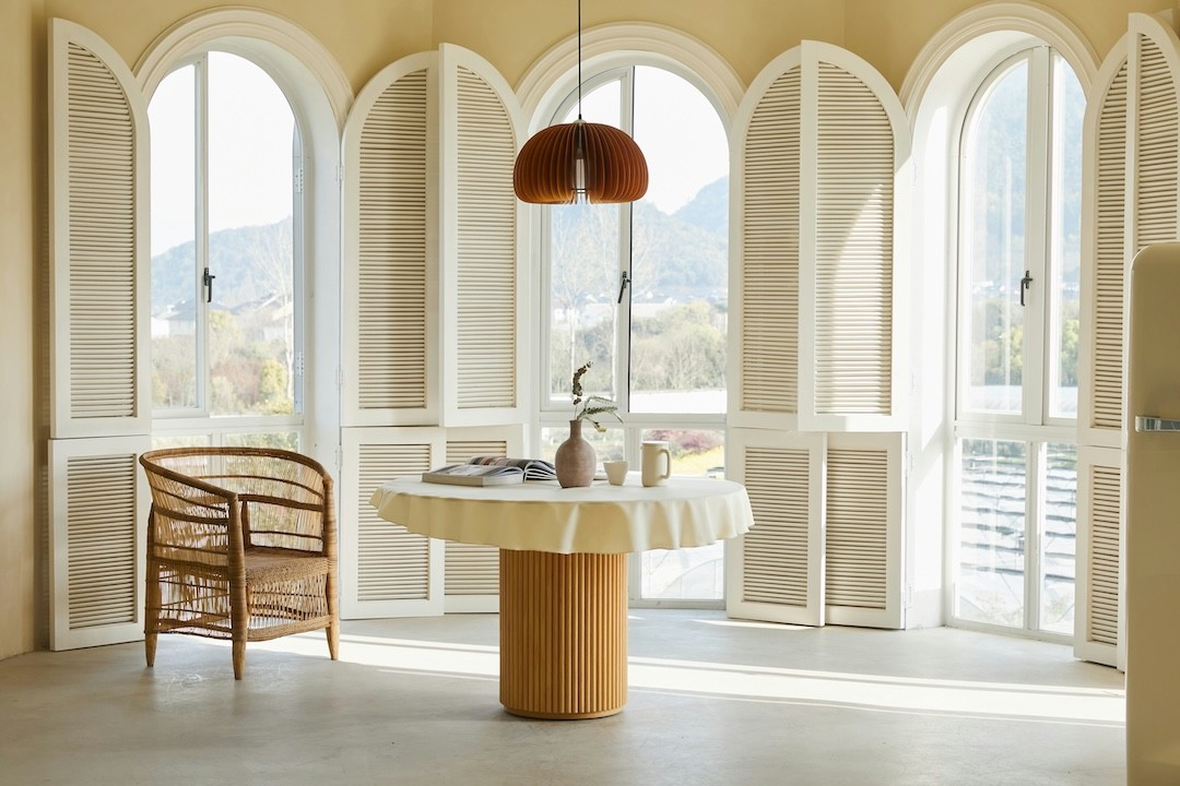 sala de estar com muita luz